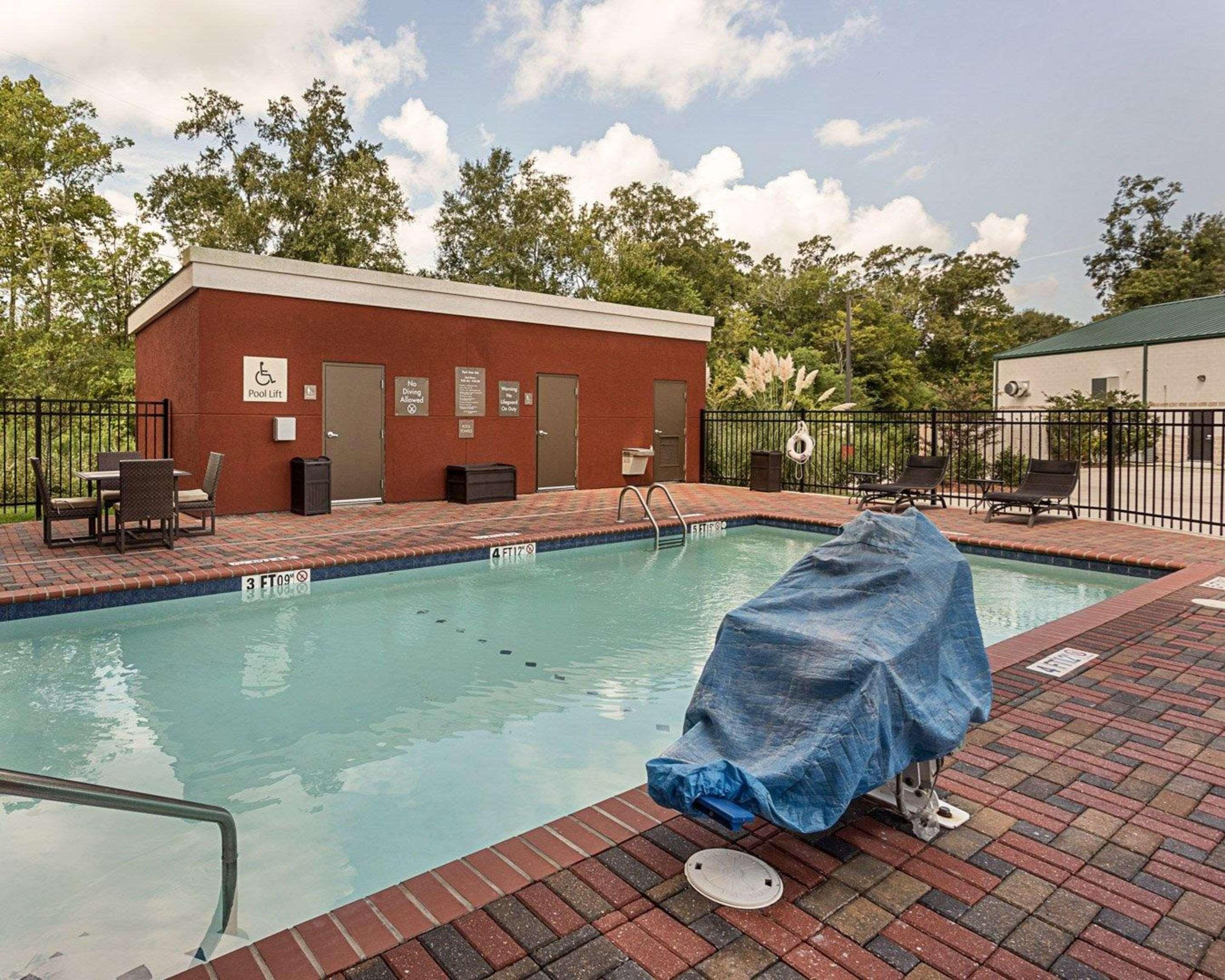 Comfort Suites Near Tanger Outlet Mall Gonzales Exterior photo